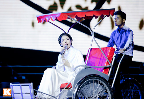 Bạn diễn giúp Lệ Quyên "thay đồ" trên sân khấu - 12