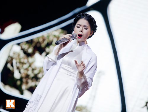Bạn diễn giúp Lệ Quyên "thay đồ" trên sân khấu - 10