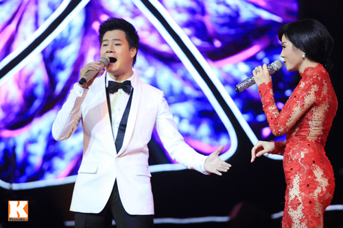 Bạn diễn giúp Lệ Quyên "thay đồ" trên sân khấu - 9