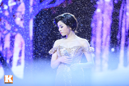 Bạn diễn giúp Lệ Quyên "thay đồ" trên sân khấu - 4