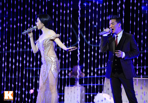 Bạn diễn giúp Lệ Quyên "thay đồ" trên sân khấu - 7