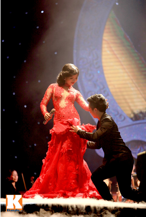 Bạn diễn giúp Lệ Quyên "thay đồ" trên sân khấu - 3