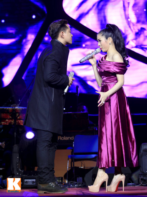 Bạn diễn giúp Lệ Quyên "thay đồ" trên sân khấu - 12