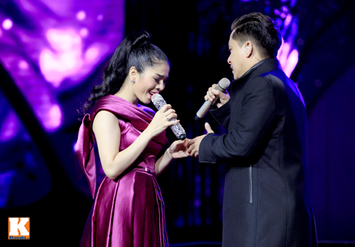 Bạn diễn giúp Lệ Quyên "thay đồ" trên sân khấu - 14