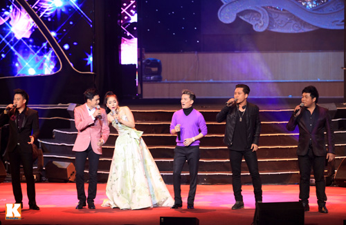 Bạn diễn giúp Lệ Quyên "thay đồ" trên sân khấu - 15