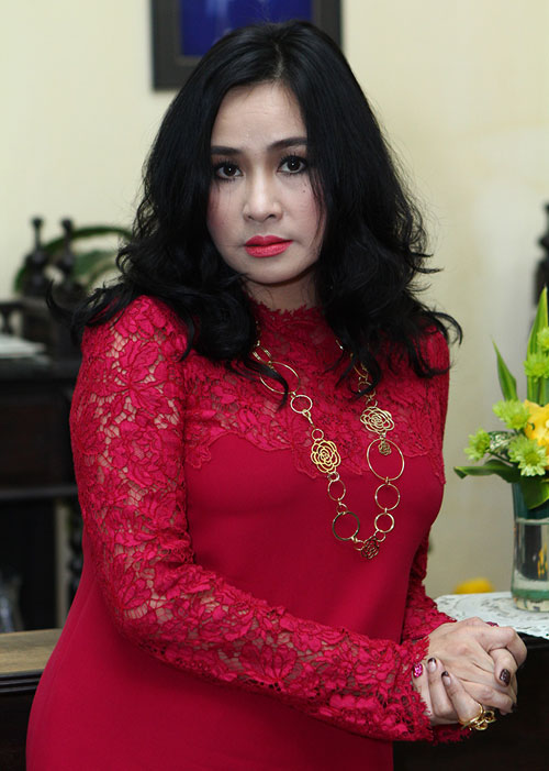 Trương Thị May đeo trang sức vàng hơn 150 triệu - 10