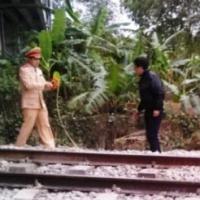 Tin tức trong ngày - Mải nghe điện thoại, cô gái trẻ bị tàu cán chết