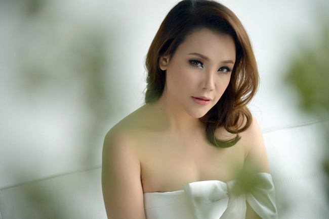 Giọng ca đến từ vùng mỏ Quảng Ninh - Hồ Quỳnh Hương sexy khoe vai trần trong loạt ảnh đánh dấu sự trở lại gần đây.
