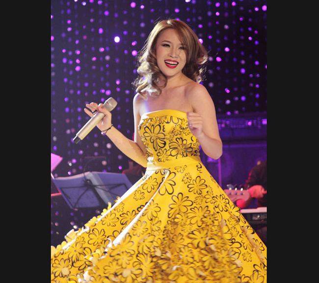 Trong liveshow Gởi tình yêu của em được diễn ra vào tháng 8/2013, giọng ca Ước gì cũng tranh thủ khoe vai trần trong chiếc váy vàng rực rỡ.
