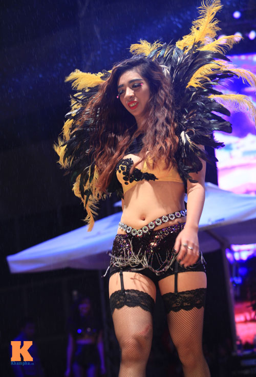 Nữ sinh Thăng Long táo bạo trình diễn nội y - 3