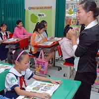 Giáo dục - du học - Giáo viên tiếng Anh vênh chuẩn, vì sao?