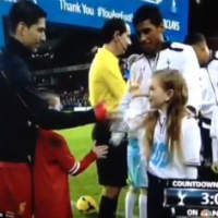 Bóng đá - Suarez bị cầu thủ nhí làm "bẽ mặt"