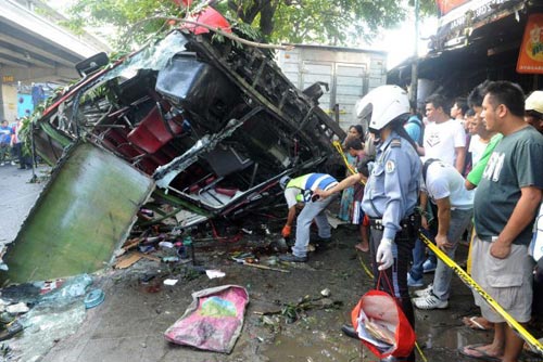 Philippines: Xe bus rơi đè xe tải, 22 người chết - 1