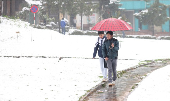 Lom khom, run rẩy, bàn tay lạnh cóng nhưng học sinh vùng cao vẫn rảo bước trên thảm băng tuyết đến trường.
