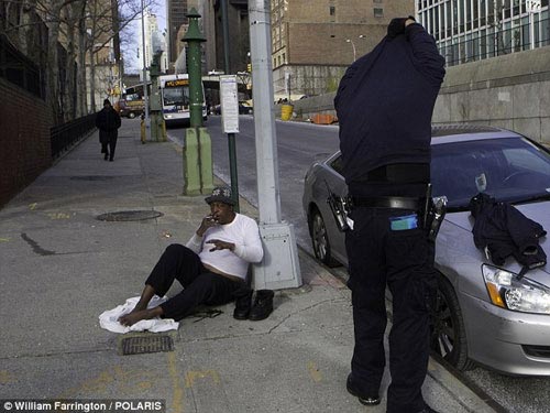 Cảnh sát New York cởi áo tặng người vô gia cư - 1