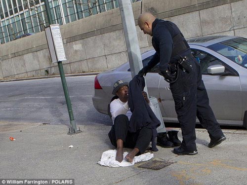 Cảnh sát New York cởi áo tặng người vô gia cư - 2