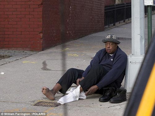 Cảnh sát New York cởi áo tặng người vô gia cư - 3