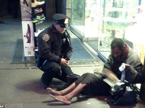 Cảnh sát New York cởi áo tặng người vô gia cư - 4