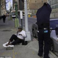 Tin tức trong ngày - Cảnh sát New York cởi áo tặng người vô gia cư