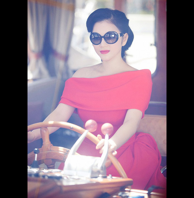 Bên lề thảm đỏ Cannes, nữ diễn viên cũng khiến công chúng ngỡ ngàng vì bộ ảnh tuyệt đẹp tạo dáng trên du thuyền.
