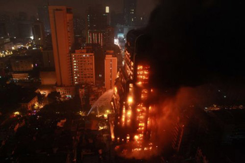 Kinh hoàng cảnh cao ốc ở TQ bốc cháy ngùn ngụt - 2