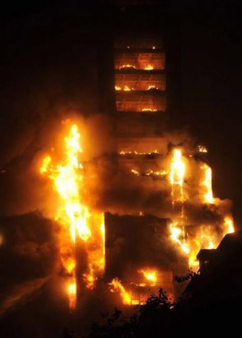 Kinh hoàng cảnh cao ốc ở TQ bốc cháy ngùn ngụt - 4