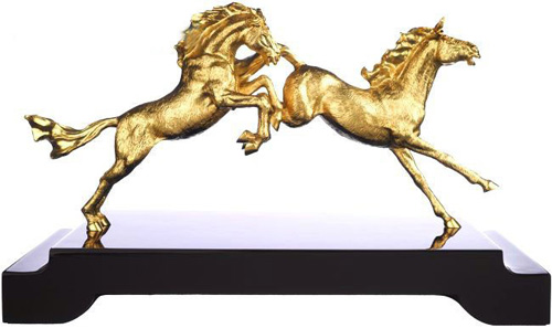 Ngựa dát vàng giá bạc triệu "sốt" trước Tết - 1