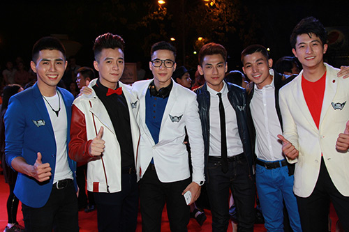 Chi Pu khép nép bên Gil Lê - 4