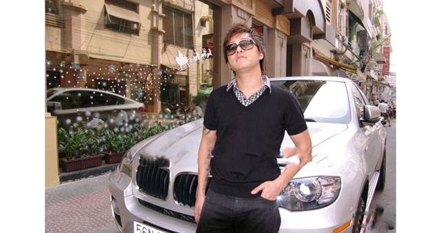 Tuấn Hưng hãnh diện khoe BMW năm 2009
