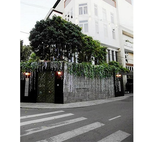 Đàm Vĩnh Hưng là một trong những sao Việt đầu tiên sở hữu căn hộ penthouse trị giá 5 triệu USD (hơn 100 tỷ đồng).
