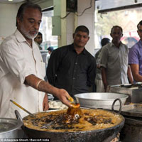 Tin tức trong ngày - Ấn Độ: Dị nhân lấy tay đảo cá trong chảo dầu sôi