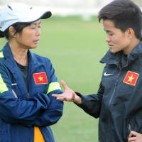 Bóng đá - Tuyển nữ tập sút 11m, mua thêm đồ ăn cho trận bán kết