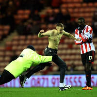 Bóng đá - Chelsea thua vì fan cuồng cởi trần vào sân
