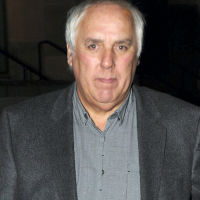 Bóng đá - Anh em Neville muối mặt vì cha là 'yêu râu xanh'