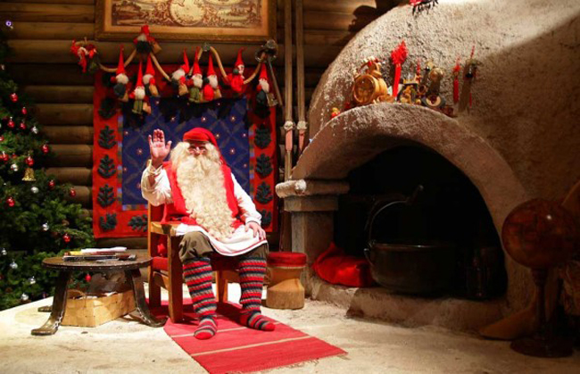 Ở đây có rất nhiều nhà hàng và cửa hàng mua sắm phục vụ Noel, nhưng điểm thu hút nhất với du khách khi đến làng Santa Claus chính là cơ hội được trò chuyện và chụp ảnh với ông già Noel. 
