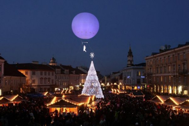 Đặc biệt bạn không nên bỏ lỡ cơ hội lắng nghe giai điệu của bài hát mừng Giáng sinh ở nhà thờ Vilnius. Khu chợ Giáng sinh tại quảng trường Lukiskiu và sân trượt băng giải trí luôn chào đón người dân địa phương và du khách.
