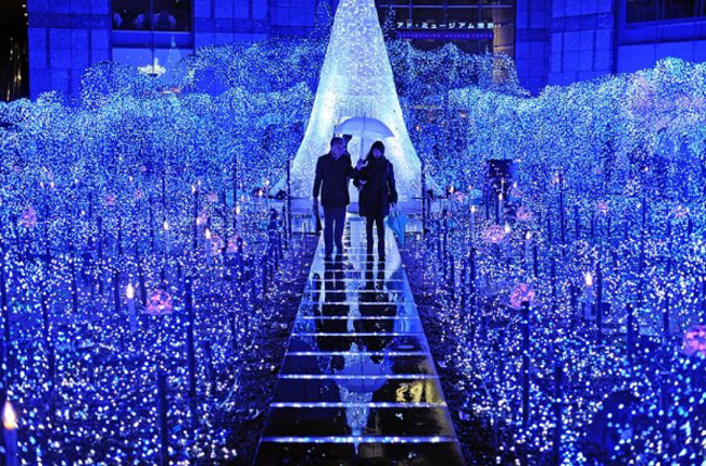 Nhật bản mặc dù không phải là đất nước Kitô giáo, nhưng lại là nơi tái hiện hình ảnh Giáng sinh tuyệt vời. Các cửa hàng, trung tâm mua sắm, khách sạn, quảng trường và đường phố khoác lên mình những bộ cánh lung linh.
