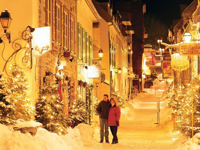Thành phố Quebec (Canada), được biết đến như một châu Âu thu nhỏ ở Bắc Mỹ. Vào dịp Giáng sinh Quebec trở nên huyền diệu với những ánh đèn trang trí và tuyết trắng bao phủ. Bạn có thể thưởng thức các buổi hòa nhạc, lang thang qua những con phố hẹp rực rỡ ánh đèn vào buổi đêm hay hòa mình vào không gian lãng mạn của khu phố cổ Quebec.
