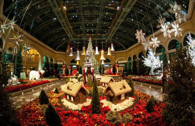 Đến Las Vegas bạn sẽ được thưởng thức chương trình biểu diễn nhạc nước theo các bài hát kinh điển về Giáng sinh tại khách sạn Bellagio, ngắm cảnh khu vườn Bellagio với những chú tuần lộc xinh xắn, những ngôi nhà nhỏ xinh trong khu vườn được kết bằng hoa trong không gian noel tràn ngập.

