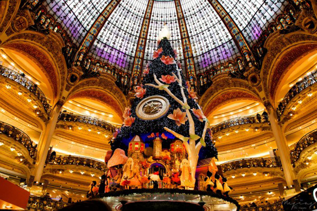 Đến với Paris vào dịp Giáng sinh du khách có thể vui chơi tại Disneyland, tháp Eiffel, khu chợ Elysees và Montmartre.
