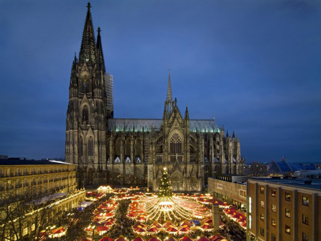 Cologne (Đức), quê hương của rượu Mulled, nổi tiếng với nhiều khu chợ Giáng sinh. Nhà thờ Cologne nổi bật với một cây thông Noel được trang trí lộng lẫy. Nghỉ chân tại những nhà hàng thưởng thức hương vị những món ăn đặc sản nước Đức là một trải nghiệm tuyệt vời.

