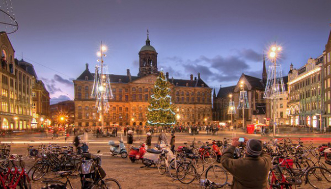 Vào giữa tháng mười một tại Amsterdam (Hà Lan), diễn ra một cuộc diễu hành có tên gọi Sinterklaas với sự tham gia của hàng ngàn ông già Noel.
