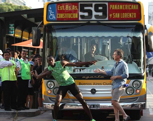 Usain Bolt đánh bại... xe bus - 1