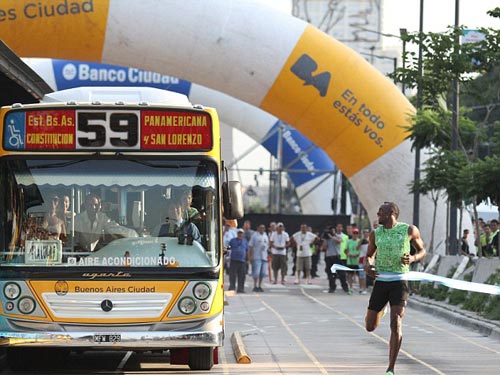 Usain Bolt đánh bại... xe bus - 2