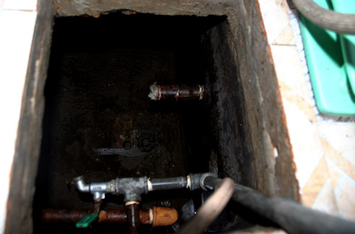 HN: Mất nước, dân mua nước tinh khiết về tắm - 2