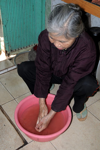 HN: Mất nước, dân mua nước tinh khiết về tắm - 3