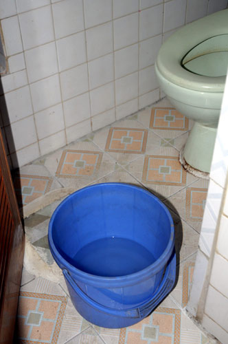 HN: Mất nước, dân mua nước tinh khiết về tắm - 5