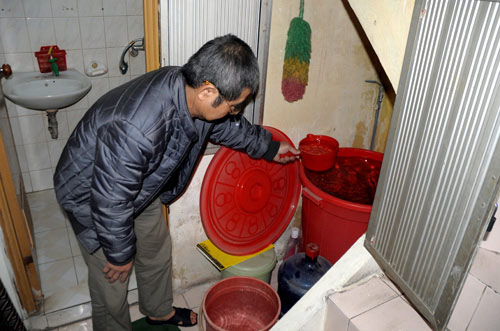 HN: Mất nước, dân mua nước tinh khiết về tắm - 6