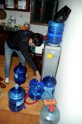 HN: Mất nước, dân mua nước tinh khiết về tắm - 7