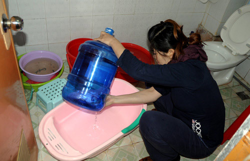 HN: Mất nước, dân mua nước tinh khiết về tắm - 8